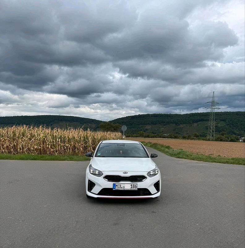 Weiß Gebraucht 2019 Kia ProCeed GT 2 Kleinwagen | 18.000 € (Guter Preis) - Bild 1/4