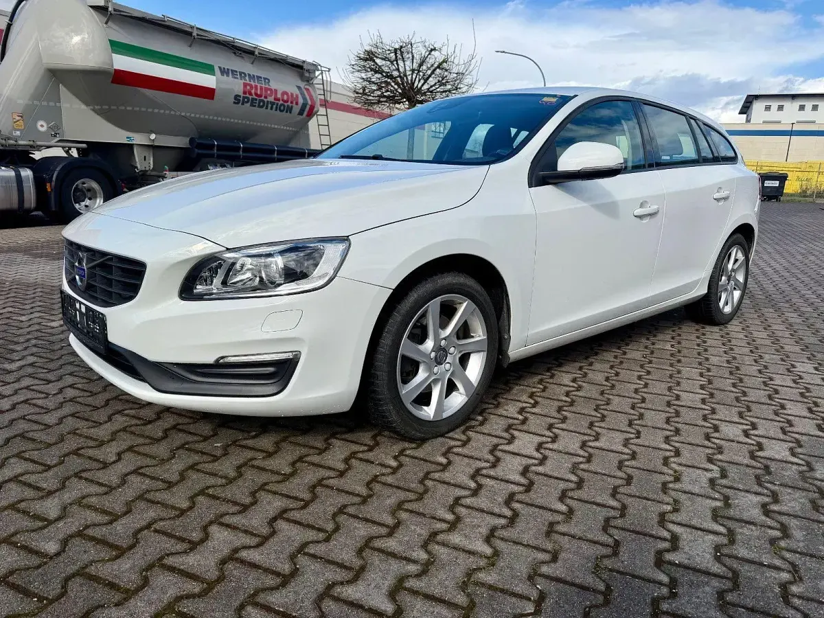 Gebraucht Volvo V60 122 PS (89 kW) 2016 Weiß Kombi