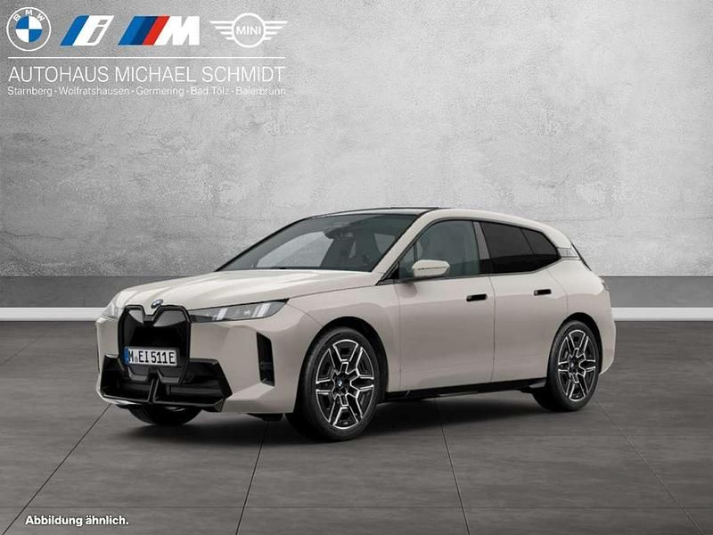 Dune grey Neu 2025 BMW iX M Sport SUV | 84.444 € (Fairer Preis) - Bild 1/4