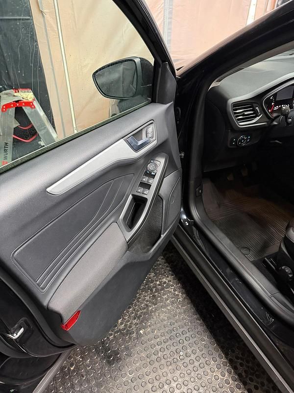 Gebraucht Ford Focus 120 PS (88 kW) 2021 Schwarz Kombi