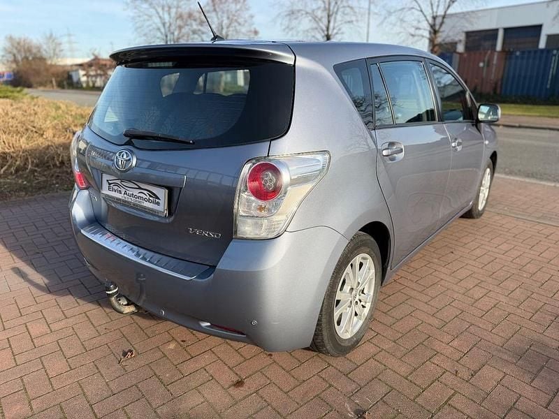 Gebraucht Toyota Verso Edition 147 PS (108 kW) 2011 Blau Van / Kleinbus