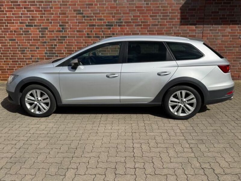 Silber (metallic) Gebraucht 2015 Seat Leon Kombi | 15.990 € (Teuer) - Bild 1/4