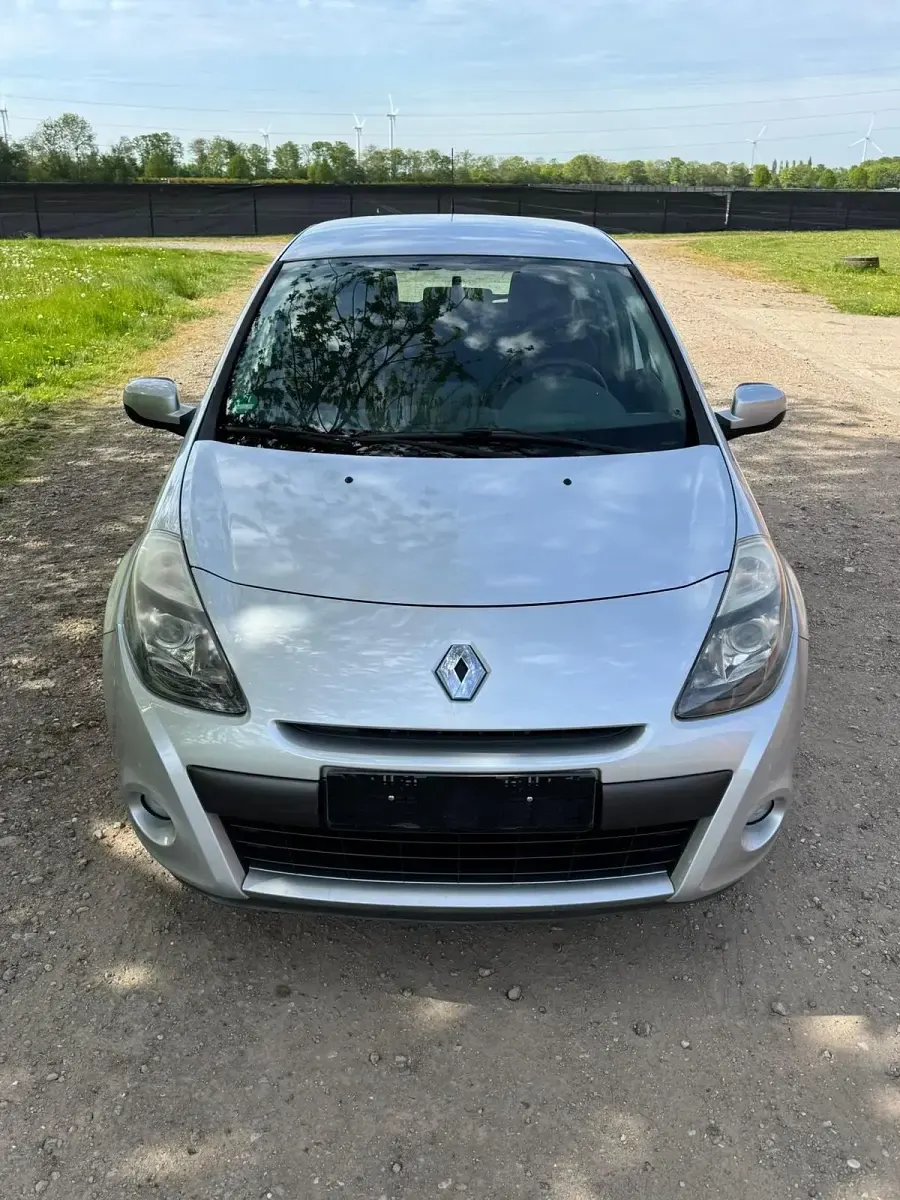 Gebraucht Renault Clio III 75 PS (55 kW) 2009 Silber Limousine