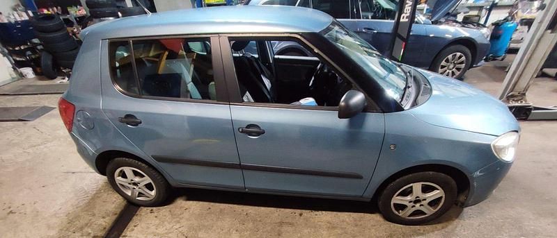 Grau Gebraucht 2009 Skoda Fabia Kleinwagen | 1.350 € (Superpreis) - Bild 1/4