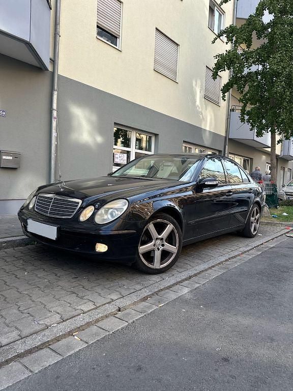 Schwarz Gebraucht 2002 Mercedes E220 Classic Limousine | 1.500 € (Superpreis) - Bild 1/4
