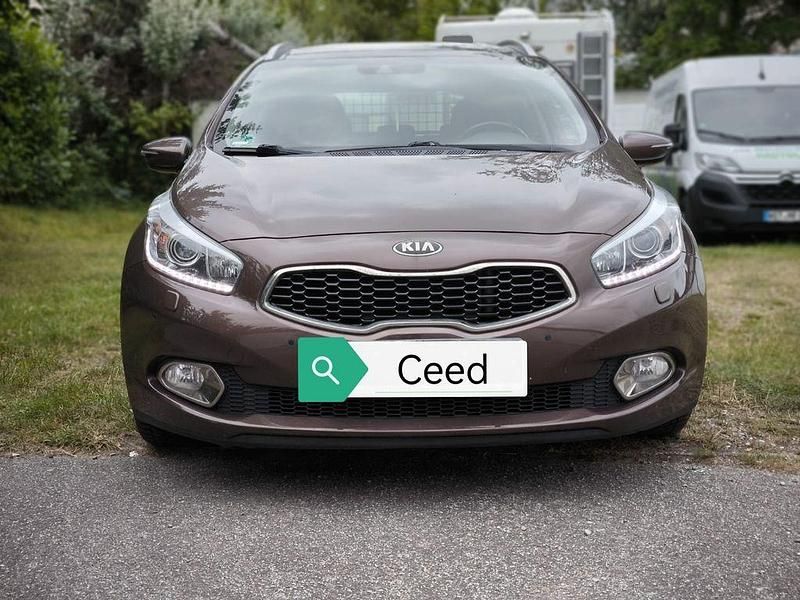Braun Gebraucht 2013 Kia Ceed Limousine | 7.900 € (Guter Preis) - Bild 1/4