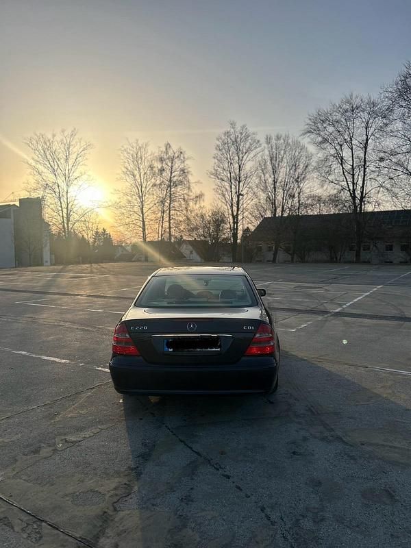 Gebraucht Mercedes E220 150 PS (110 kW) 2003 Blau Limousine