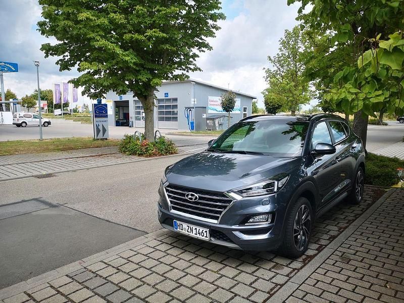 Grau Gebraucht 2019 Hyundai Tucson Premium SUV | 18.500 € (Etwas zu teuer) - Bild 1/4