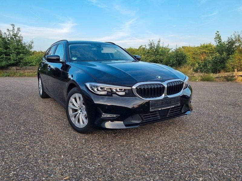 Schwarz Gebraucht 2020 BMW 320 Advantage Kombi | 19.500 € (Fairer Preis) - Bild 1/4