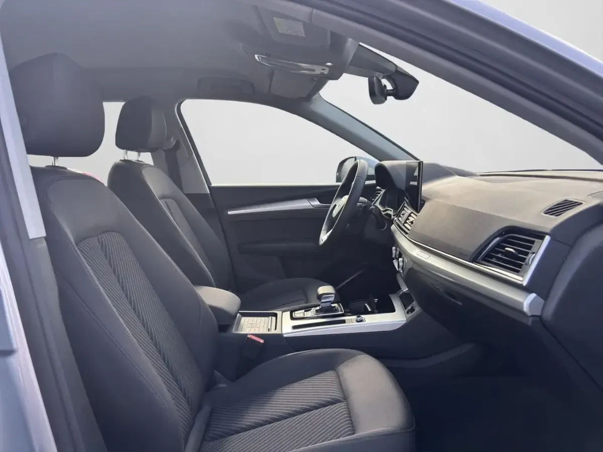 Używany Audi Q5 Basis 299 KM (219 kW) 2025 Srebrny SUV