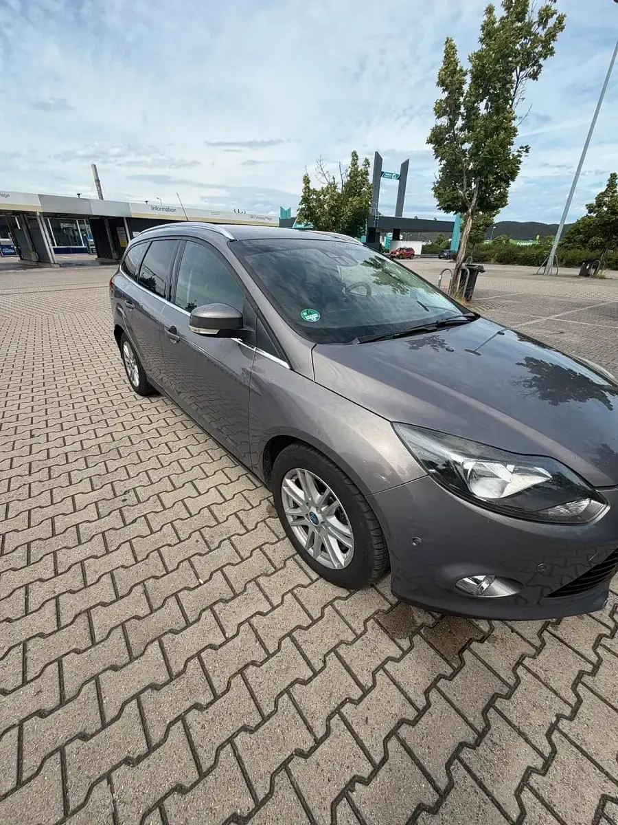 Gebraucht Ford Focus 140 PS (102 kW) 2012 Grau Kombi