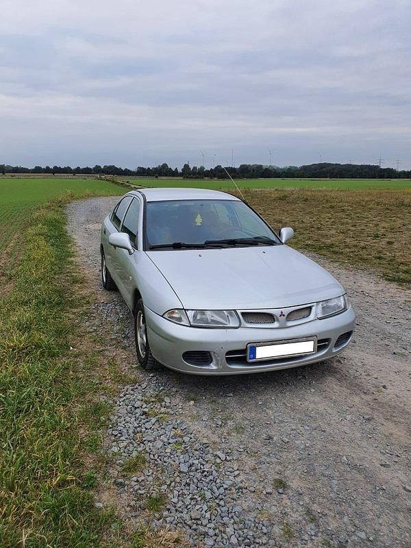 Silber Gebraucht 1998 Mitsubishi Carisma Limousine | 1.300 € (Fairer Preis) - Bild 1/4
