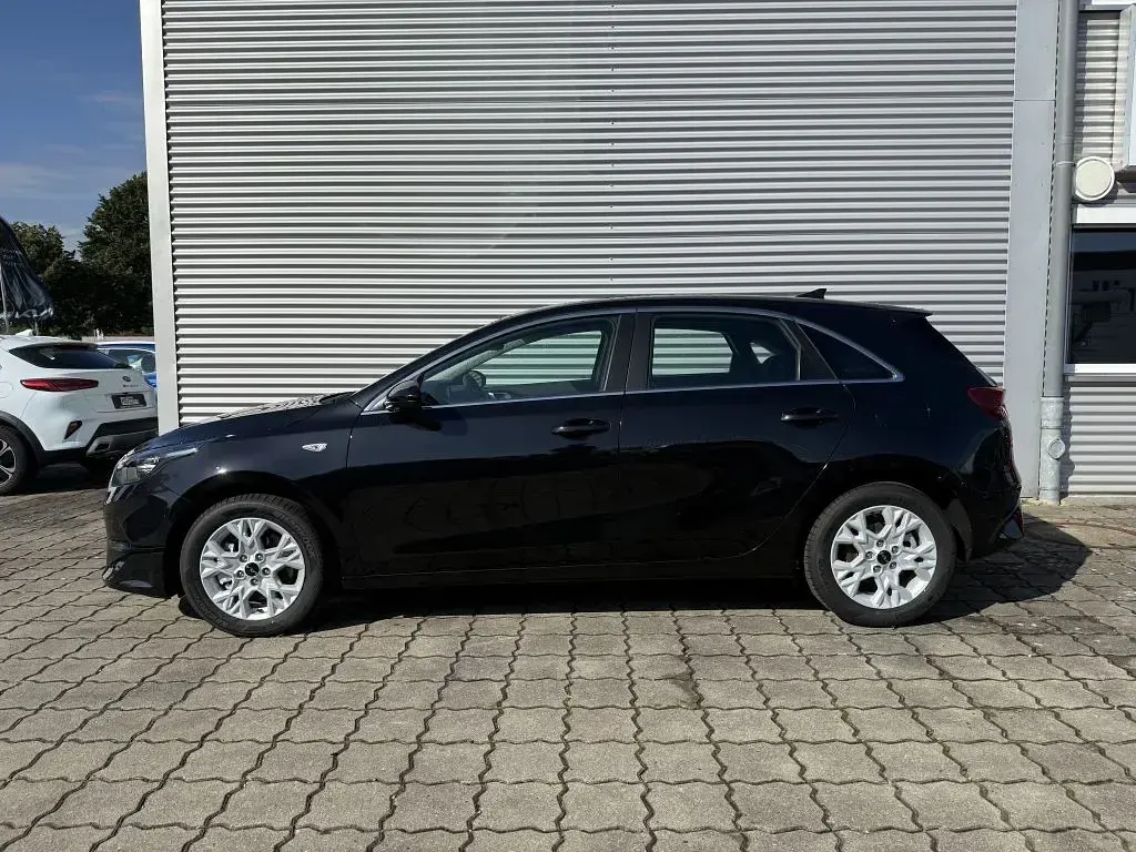 Neu Kia Ceed Comfort 101 PS (74 kW) 2025 Zilinaschwarz metallic Kleinwagen