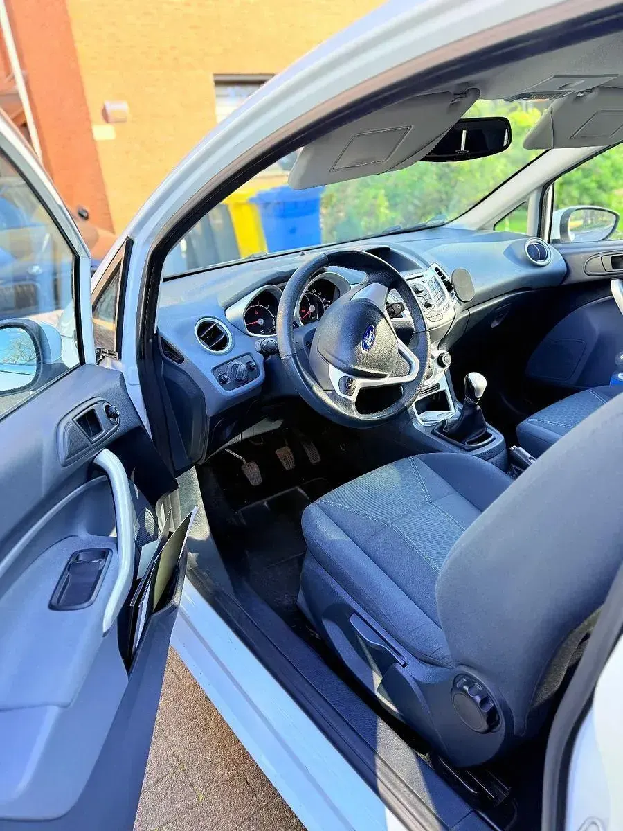 Gebraucht Ford Fiesta Titanium 82 PS (60 kW) 2010 Weiß Limousine