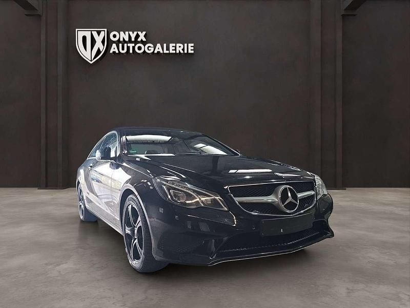 Obsidianschwarz metalliclack Gebraucht 2014 Mercedes E200 Coupé | 16.900 € (Fairer Preis) - Bild 1/4