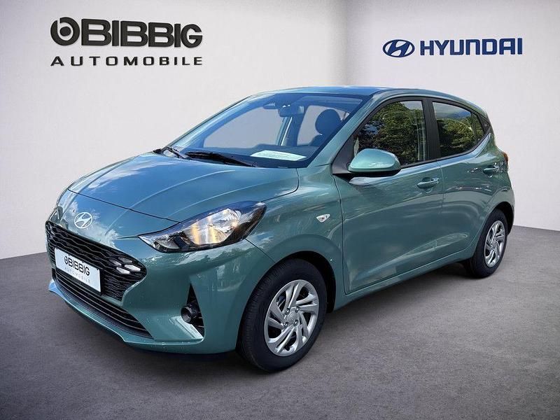 Grün Neu 2025 Hyundai i10 Select Kleinwagen | 16.990 € (Fairer Preis) - Bild 1/3