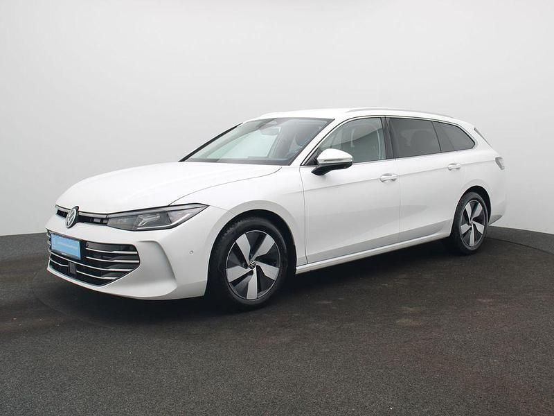 Gebraucht VW Passat Elegance 150 PS (110 kW) 2025 Oryxweiß perlmutteffekt Kombi