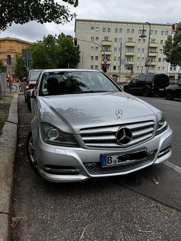Silber Gebraucht 2014 Mercedes C180 Avantgarde Limousine | 12.300 € (Superpreis) - Bild 1/4