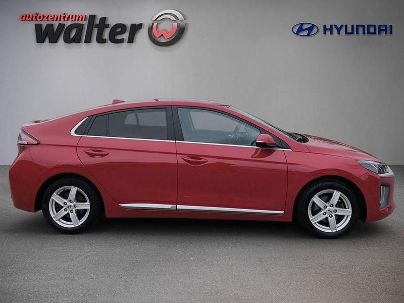 Gebraucht Hyundai Ioniq Advantage 141 PS (103 kW) 2022 Rot Kleinwagen