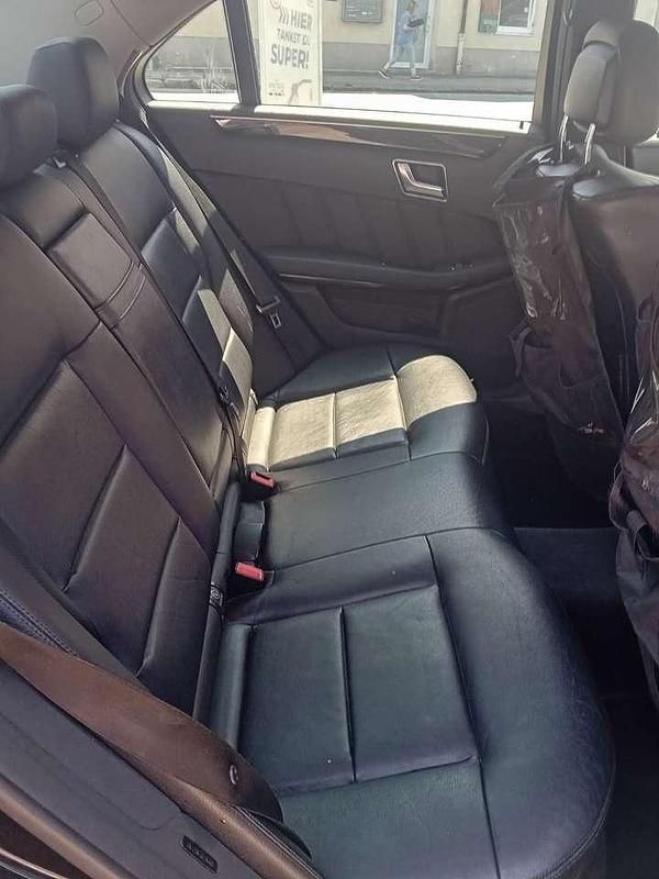 Schwarz Gebraucht 2012 Mercedes E220 Elegance Limousine | 10.100 € (Fairer Preis) - Bild 1/4