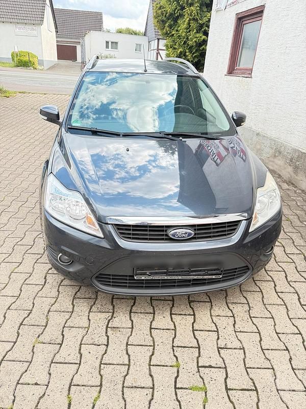 Grau Gebraucht 2010 Ford Focus Kombi | 2.000 € (Guter Preis) - Bild 1/4