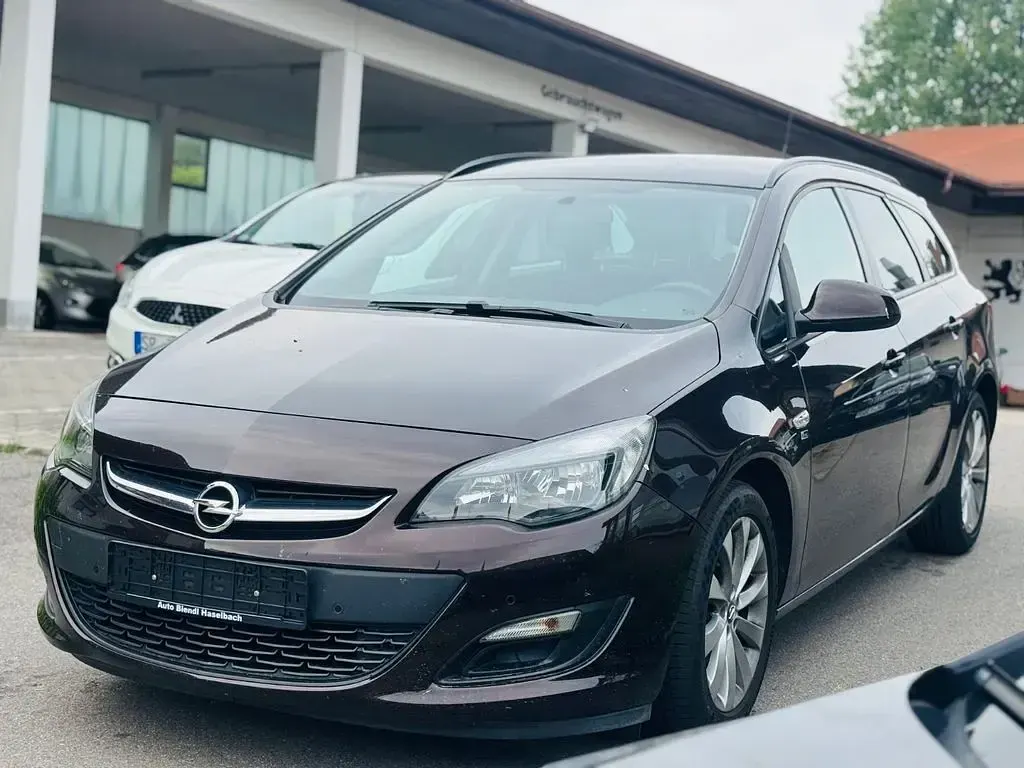 Gebraucht Opel Astra Edition 140 PS (102 kW) 2013 Braun Kombi
