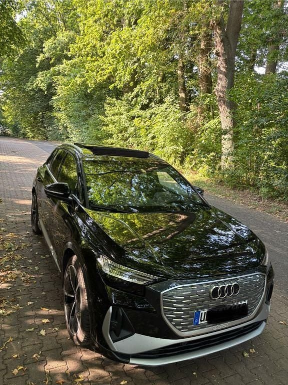 Schwarz Gebraucht 2021 Audi Q4 e-tron S-Line SUV | 29.995 € (Superpreis) - Bild 1/4