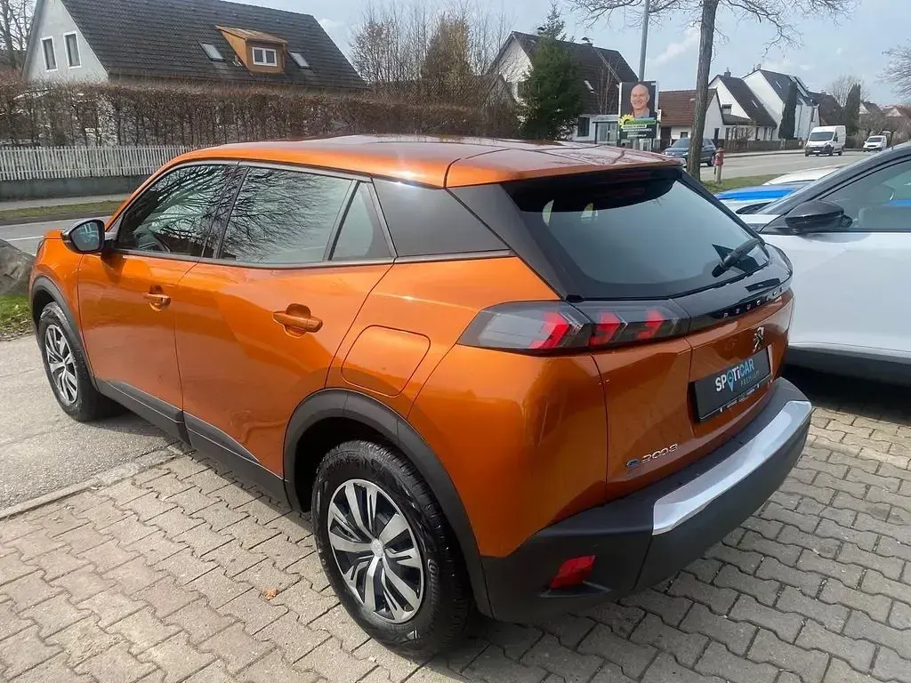 Gebraucht Peugeot e-2008 Active 100 kW (136 PS) 2023 Fusion orange SUV