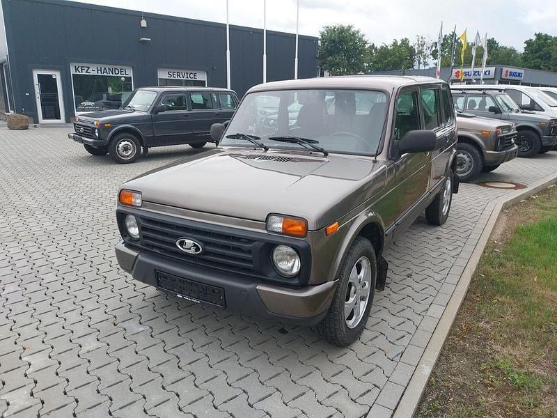 Braun Gebraucht 2018 Lada niva SUV | 18.490 € - Bild 1/4