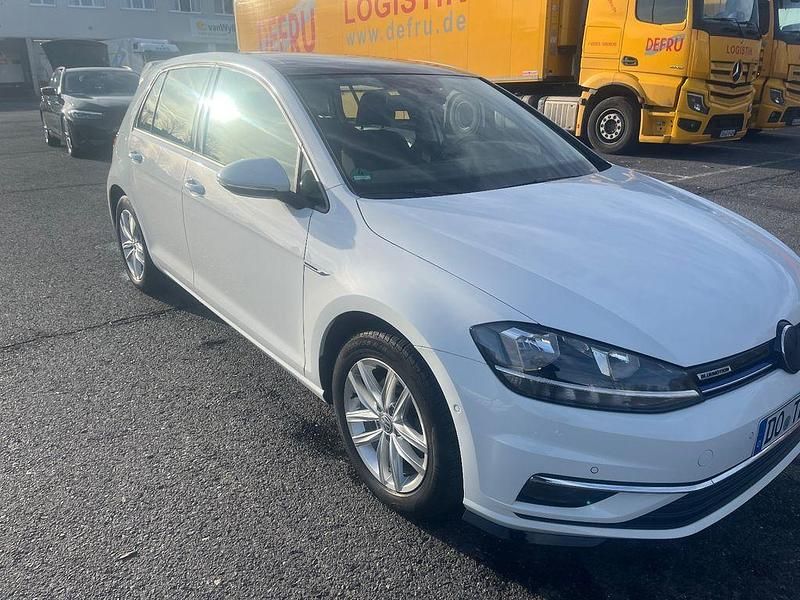Gebraucht VW Golf VII Comfortline 131 PS (96 kW) 2019 Weiß Limousine