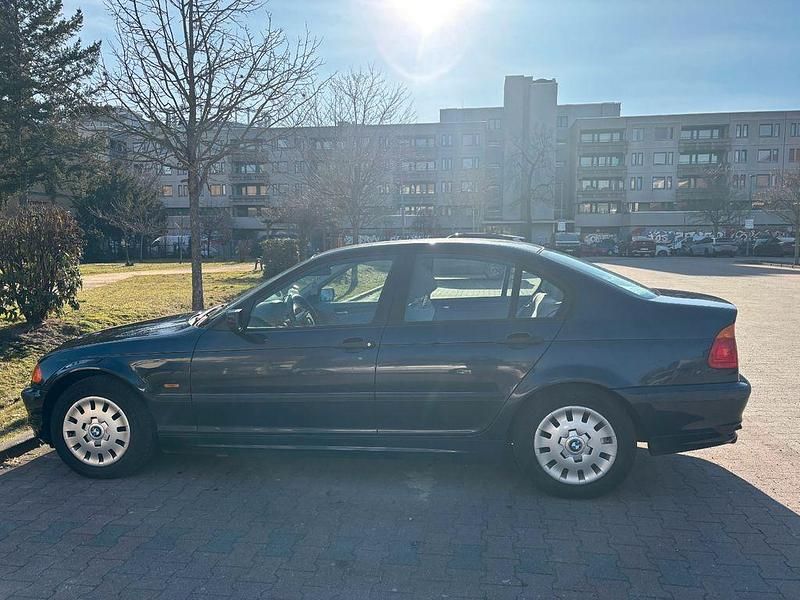 Blau Gebraucht 2001 BMW 318 Limousine | 3.000 € (Guter Preis) - Bild 1/4