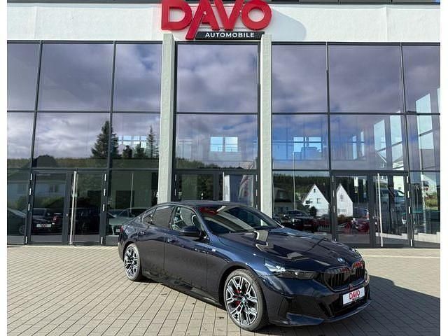 Carbonschwarz metallic Gebraucht 2024 BMW i5 M Sport Limousine | 54.991 € (Fairer Preis) - Bild 1/4