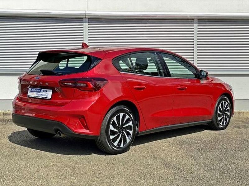 Gebraucht Ford Focus Titanium 125 PS (91 kW) 2024 Fantasticrot metallic (metallic) Limousine