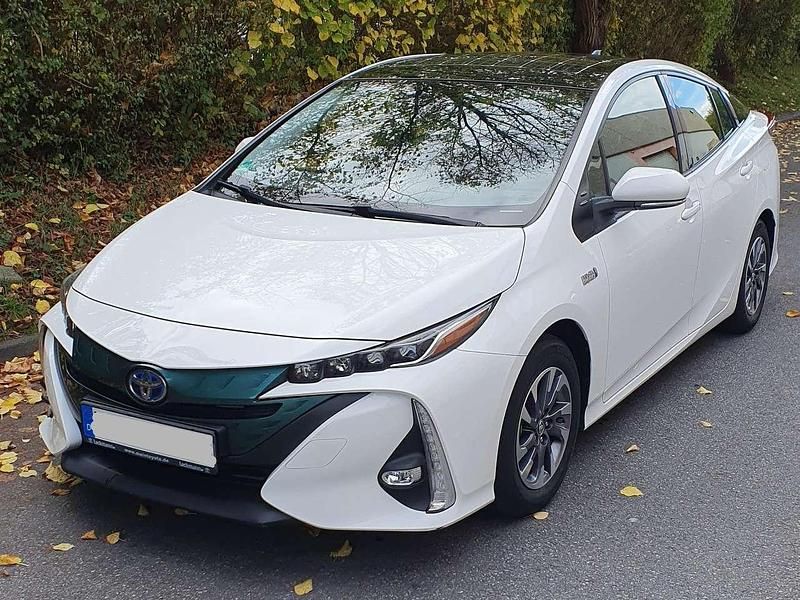 Weiß Gebraucht 2018 Toyota Prius Plug-in Hybrid Kleinwagen | 22.999 € - Bild 1/4