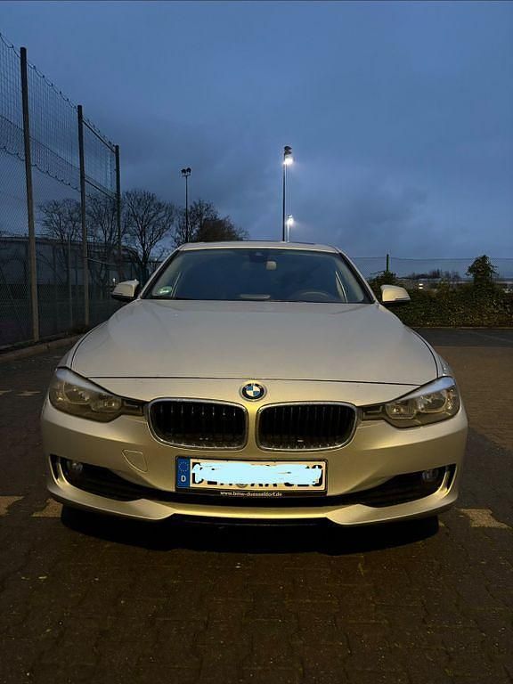 Silber Gebraucht 2012 BMW 316 Luxury Line Limousine | 8.400 € (Fairer Preis) - Bild 1/4