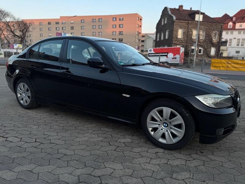 Gebraucht BMW 318 143 PS (105 kW) 2010 Schwarz Limousine