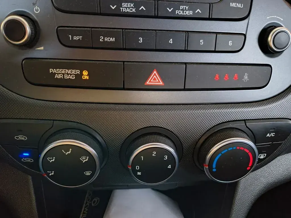 Gebraucht Hyundai i10 Style 67 PS (49 kW) 2016 Silber Kleinwagen