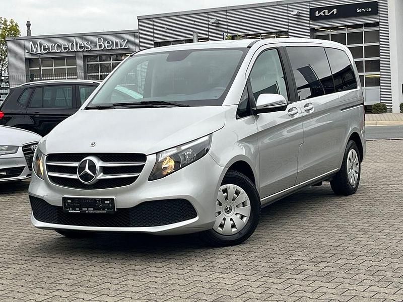 Silber Gebraucht 2021 Mercedes 220 Van / Kleinbus | 24.980 € (Teuer) - Bild 1/4