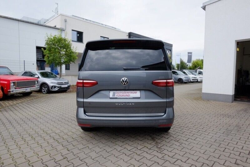 Gebraucht VW T7 Style 150 PS (110 kW) 2023 Grau Van