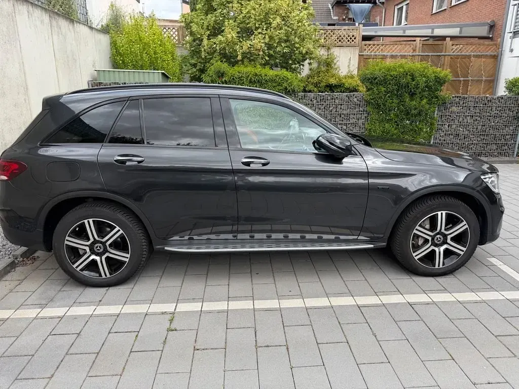 Gebraucht Mercedes GLC300e Night 320 PS (235 kW) 2021 Schwarz SUV