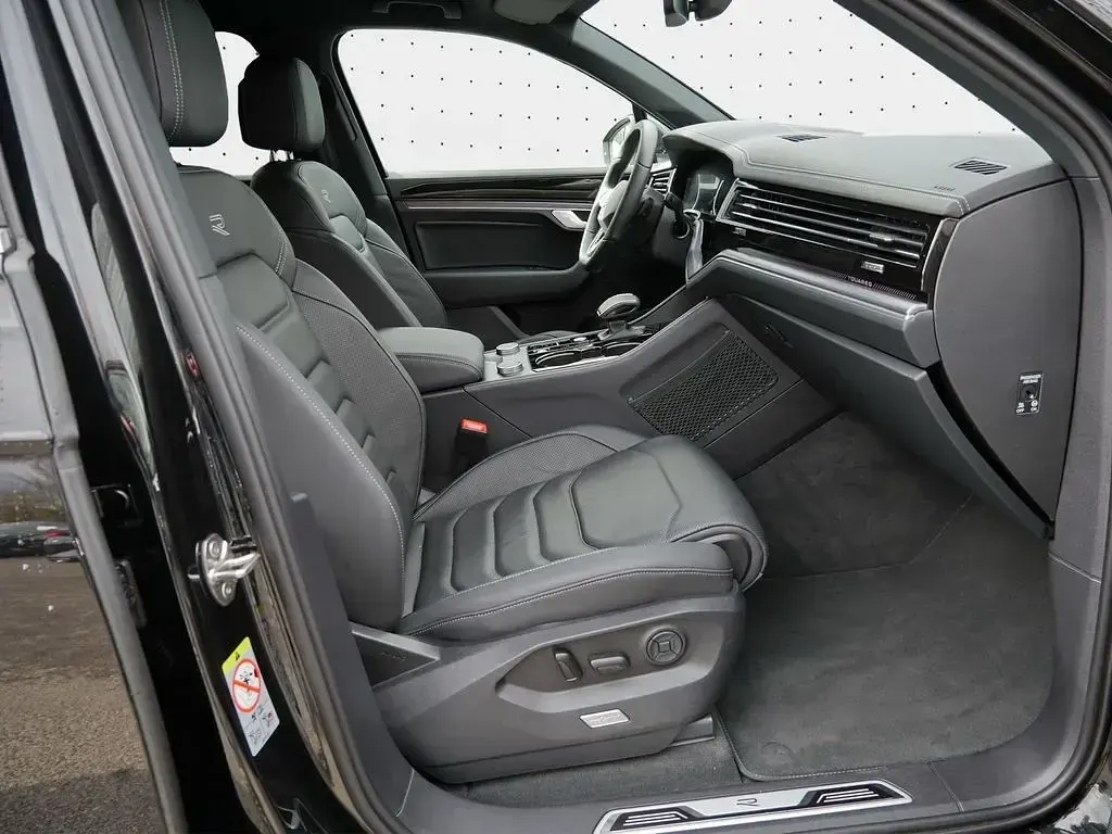 Gebraucht VW Touareg R-line 231 PS (169 kW) 2025 Grenadillschwarz metallic SUV