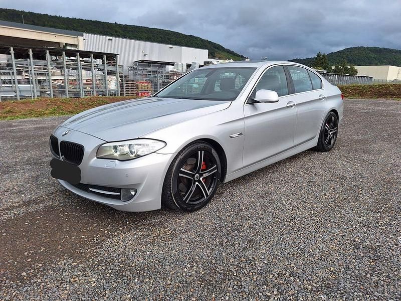Silber Gebraucht 2010 BMW 523 Performance Limousine | 8.300 € (Guter Preis) - Bild 1/4