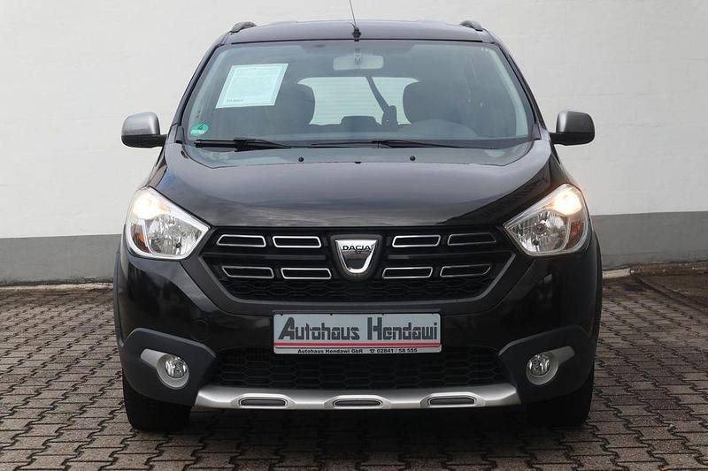 Schwarz Gebraucht 2017 Dacia Lodgy Celebration Van / Kleinbus | 8.990 € (Fairer Preis) - Bild 1/4