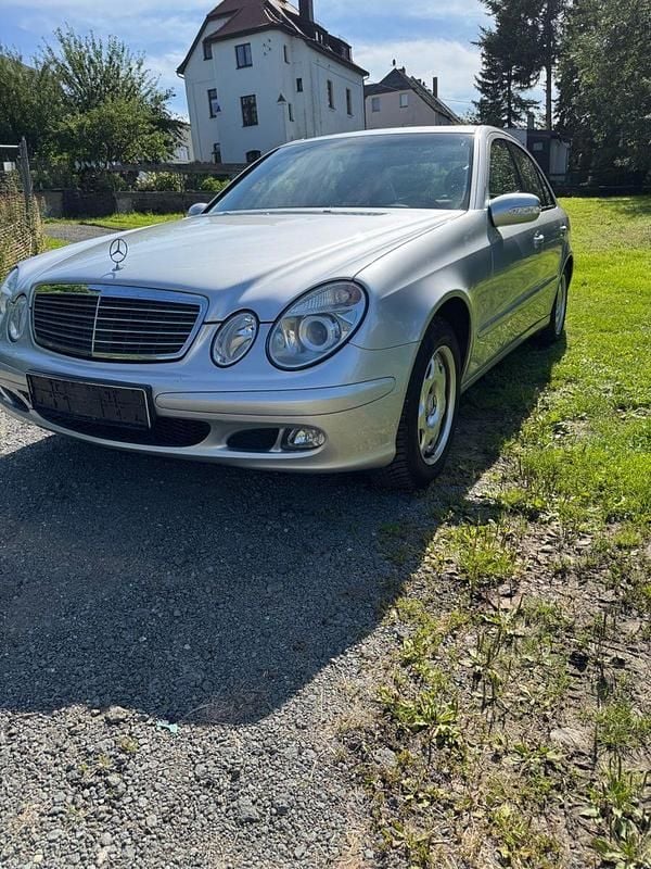 Grau Gebraucht 2006 Mercedes E200 Limousine | 6.500 € (Fairer Preis) - Bild 1/3