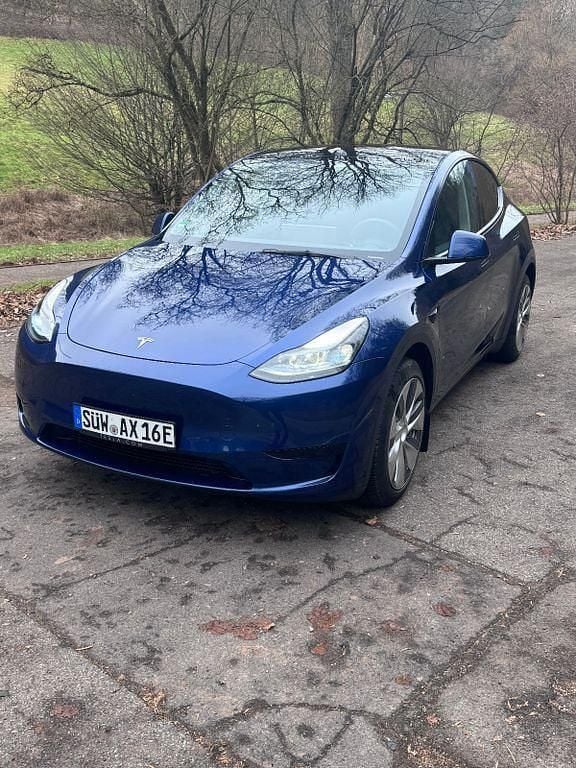 Blau Gebraucht 2023 Tesla Model Y SUV | 31.600 € (Fairer Preis) - Bild 1/4