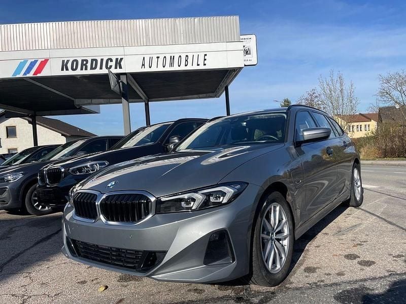 Gebraucht BMW 330e Shadowline 292 PS (214 kW) 2022 Grau Kombi