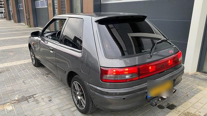 Grau Gebraucht 1992 Mazda 323 Kleinwagen | 2.999 € - Bild 1/4