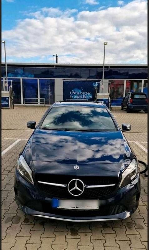 Blau Gebraucht 2018 Mercedes A180 Kleinwagen | 17.200 € (Fairer Preis) - Bild 1/4