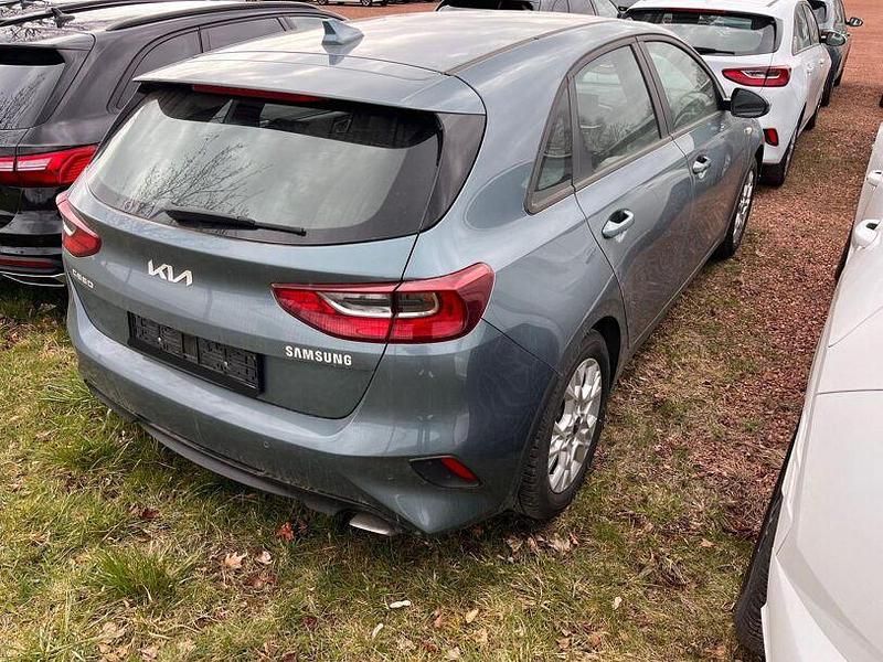 Gebraucht Kia Ceed Play 120 PS (88 kW) 2023 Yucca steel Kleinwagen