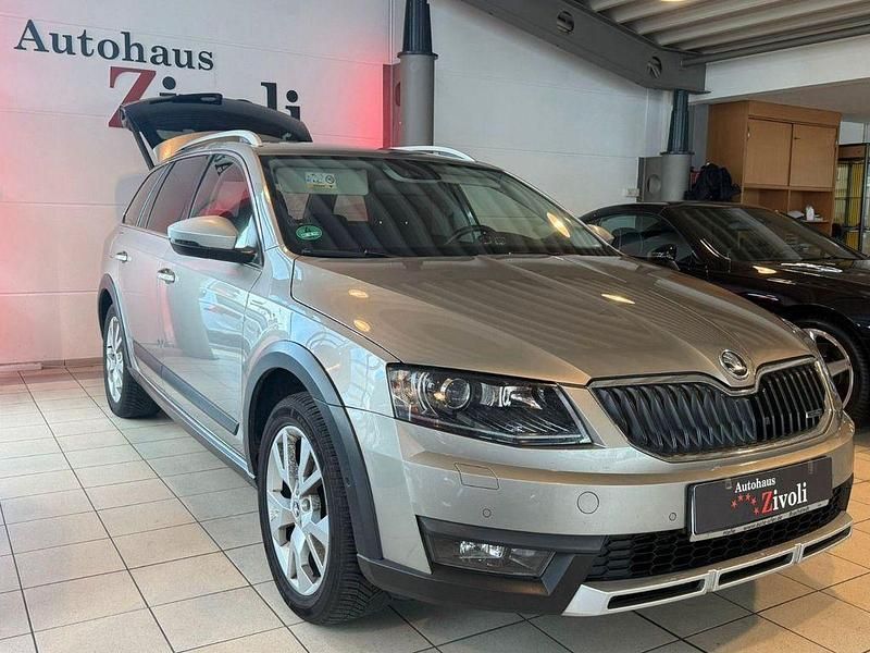 Beige Gebraucht 2015 Skoda Octavia Scout Kombi | 14.590 € - Bild 1/4